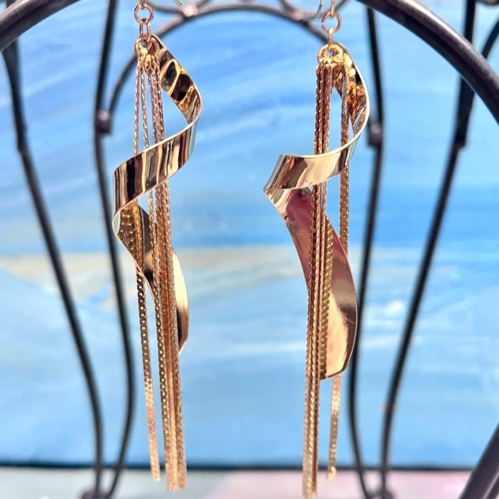 Gold Toned Dangling Earrings for Ladies! NWT!​